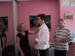 Josette v�rifie le noeud de son fils sous l'oeil attentif d'Albert