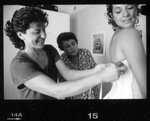 Mamie surveille de pr�s l'habillage!