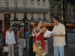 "Vous voulez bien signer ce papier? C'est pour que je puisse me marier..."