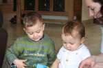 Sous l'oeil attentif de son cousin