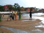 Sur la plage de Gor�e, sous la pluie