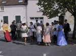Attente devant la mairie