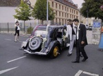 Le mari� va ouvrir la porte de la voiture
