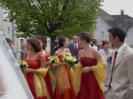 Les demoiselles d'honneur avec leurs jolis bouquets
