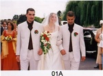 Arriv�e de la mari�e aux bras de ses petits fr�res tr�s fiers.