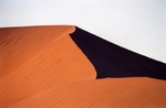 Des dunes presque rouges, immenses, magie au lever du soleil