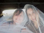 Marie et C�line dans la voiture des mari�s